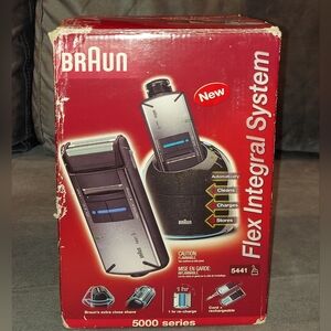 BRAUN FLEX INTEGRAL SYSTEM 3 STAGE SHAVING SYSTEM WITH CLEAN, CHARGE, STORE BASE